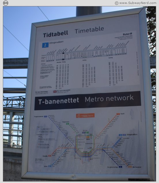 Rutetabell og linjekart på Spor 1. Foto: SN.