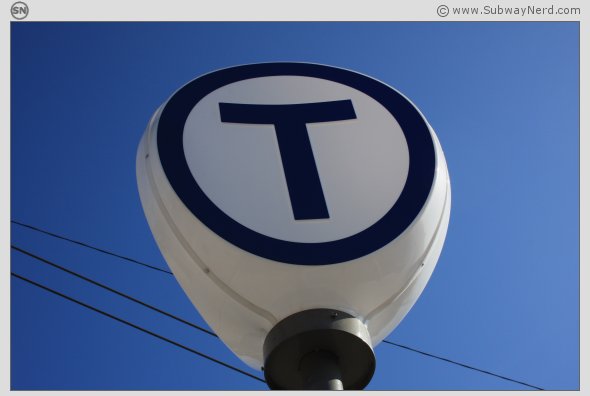 Oslo og Akershus T-banelogo. Med knallblå himmel i bakgrunnen. Foto: SN.