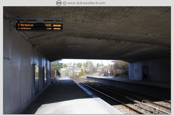 Tunneldelen på Ulsrud T-banestasjon. Sett fra Spor 1 mot 2 og vestover. Foto: SN.