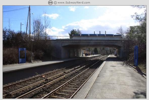 Ulsrud T-banestasjon sett fra vestlig endedel på Spor 1. I billedretning mot Bøler. Foto: SN.