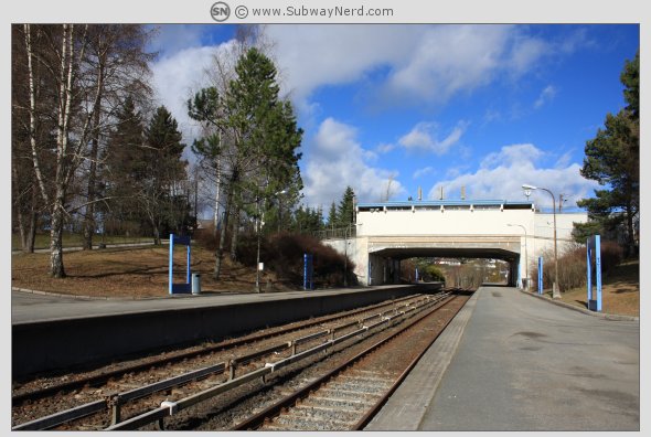 Mot midpunktet på Ulsrud T-banestasjon. Spor 2 og med nesen vendt vestover. Foto: SN.