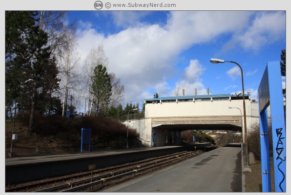 Litt mer av stasjonsmiljøet sett fra Spor 2 mot 1. I vestlig retning. Foto: SN.