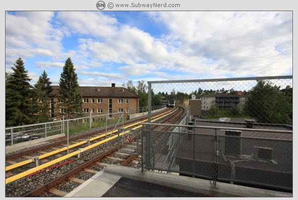 T-banen nærmer seg stasjonen og Spor 2. Foto: SN.