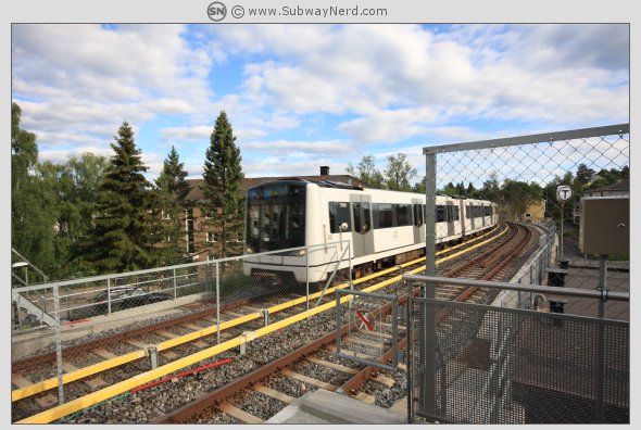 T-banen idet den ankommer Spor 2. Foto: SN.