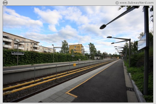 Litt mer av stasjonsområdet. Sett fra vestenden på Spor 1. Mot Karlsrud. Foto: SN.