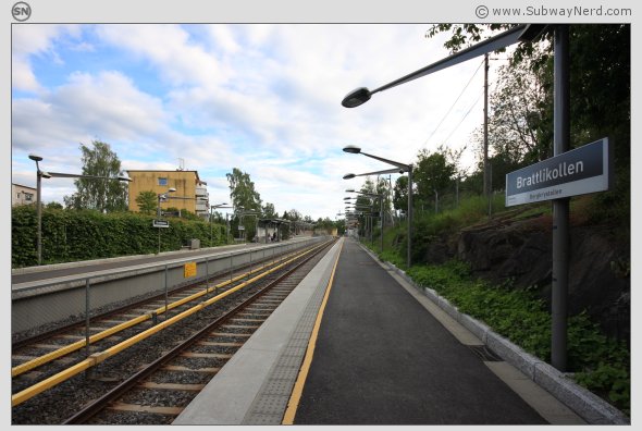 Oversiktsbilde over Brattlikollen T-banestasjon. Sett fra vestenden på Spor 1. Foto: SN.