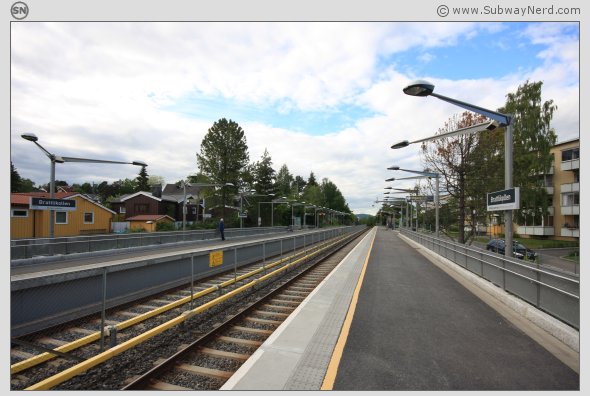 Oversiktsbilde over Brattlikollen T-banestasjon. Spor 1. Sett fra sørlig-østlig ende. Foto: SN.