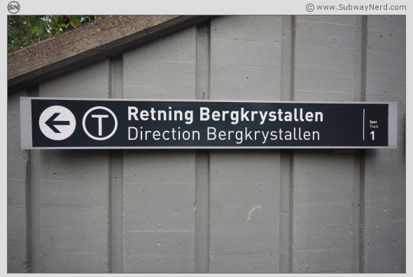 Skiltingen er upåklagelig. Spor 1 er innen rekkevidde. Foto: SN.