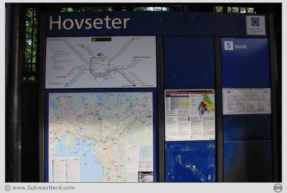 Rutetider og T-banekartet. På Spor 1. Foto: SN.