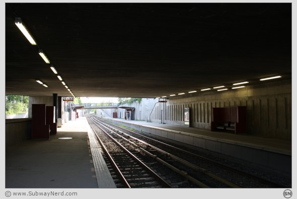 Oversiktsbilde over Hovseter T-banestasjon. Sett fra østlig endedel på Spor 1 og inn i tunnelen. Foto: SN.