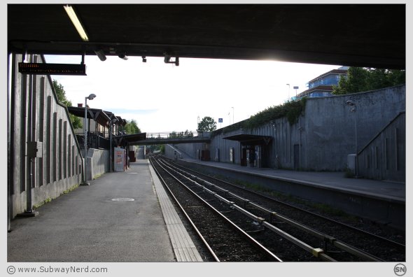 Mer av stasjonen. Sett fra Spor 1 mot 2 fra tunneldelen. Vestover. Foto: SN.