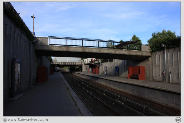 Oversiktsbilde over Hovseter T-banestasjon. Sett fra vestlig endedel på Spor 2. Østover. Foto: SN.