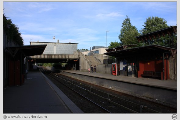 Midtpunktet på Spor 2. Leskur mot leskur. Deler av Spor 1 og tunnelmunningen synes. I billedretning mot øst. Foto: SN.