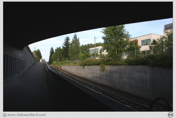 Ved tunneldelens munning i øst og endedelen østover. Spor 2: Hovseter T-banestasjon. Foto: SN.