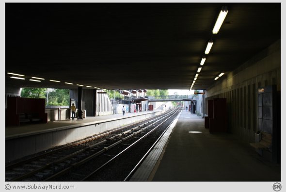 Hovseter T-banestasjon sett fra østlig endedel og i tunneldelen på Spor 2. I billedretning mot Røa. Foto: SN.