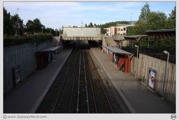 Oversiktsbilde over Hovseter T-banestasjon. Fra broen som går fra Spor 2 til 1. Foto: SN.