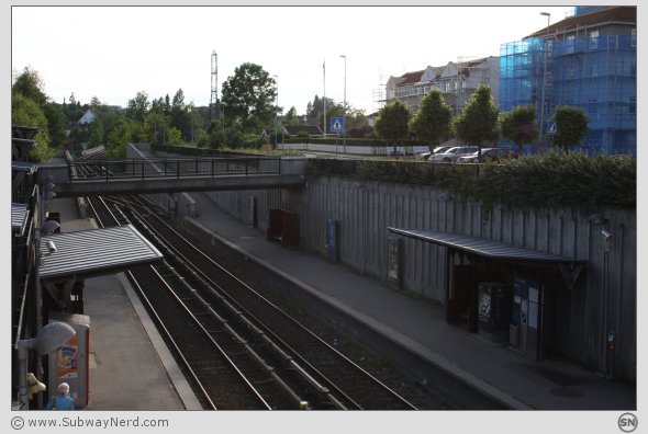 Oversiktsbilde over Hovseter T-banestasjon. Sett fra gateplan ved Spor 1. Foto: SN.