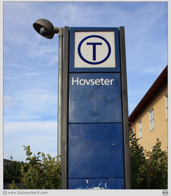 Hvis i tvil: så er dette Hovseter T-banestasjon. Ved nedgang til Spor 1 og rett ved Huseby Skole. Foto: SN.