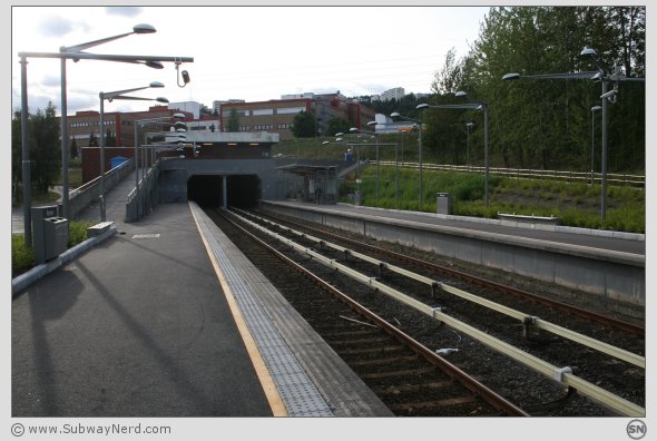 Ved midtpartiet på Rommen T-banestasjon. Spor 1. Med nesen vestover. Foto: SN.
