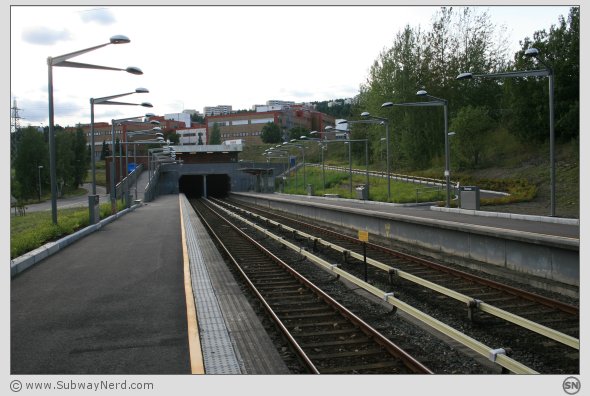 Litt av stasjonsmiljøet på Spor 1 og 2. Åpent, grønt og pregløst. Foto: SN.
