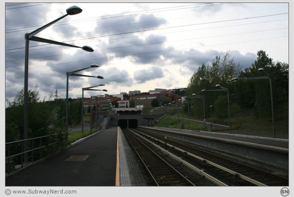 Rommen T-banestasjon sett fra den nord-østlige endedelen på Spor 1. I billedretning mot Romsås. Foto: SN.