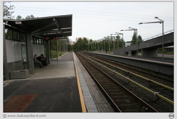 Rommen T-banestasjon sett fra den vestlige endedelen på Spor 2. I billedretning mot Stovner. Foto: SN.