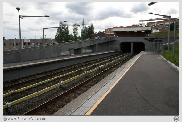 Endestykket av Rommen T-banestasjon sett fra Spor 2 mot 1. Med nesen vestover. Foto: SN.