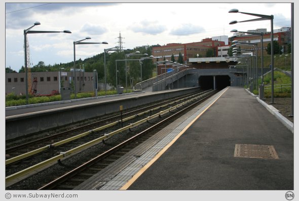 Ved midtpunktet på Rommen T-banestasjon. Spor 2 møter Spor 1. Begge i billedretning vestover. Foto: SN.