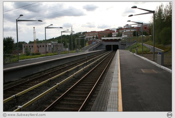 Rommen T-banestasjon sett fra nord-østlig endedel på Spor 2. I billedretning mot Romsås. Foto: SN.
