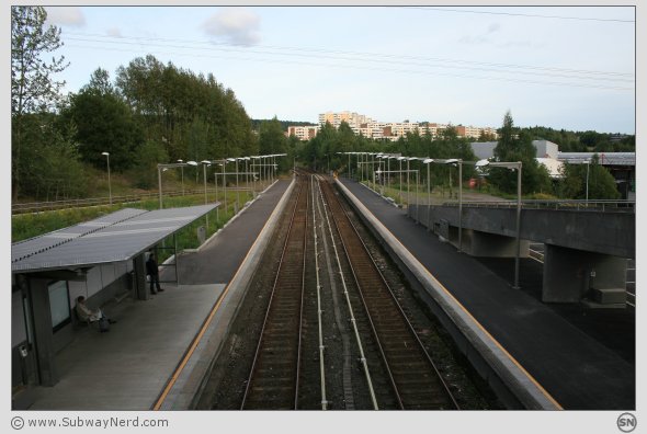 Oversiktsbilde over Rommen T-banestasjon. I billedretning mot Stovner. Foto: SN.