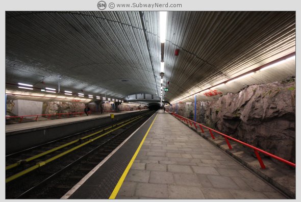 Romsås T-banestasjon sett fra nordøstlig endedel på Spor 2. Mot Grorud og vest. Foto: SN.