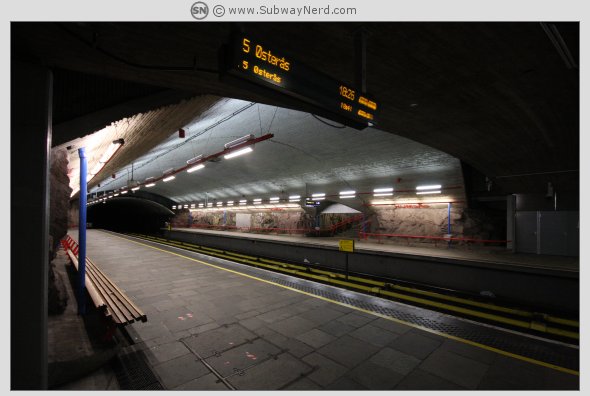 Sett fra brodelen mot endestykket på Spor 2. Sanntidstavlen synes også godt. Foto: SN.