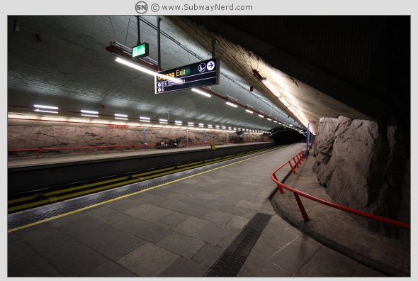 Litt mer av stasjonen, sett fra det andre av tre adkomstpunkter. Foto: SN.