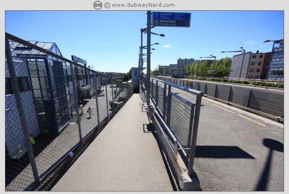 Fra en av to adkomstpunkter til/fra Spor 1. I bakgrunnen: Veitvet Senter. Foto: SN.