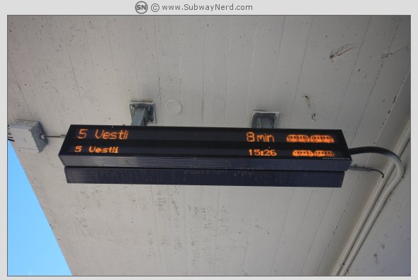 Sanntidstavlen på Spor 1. Foto: SN.