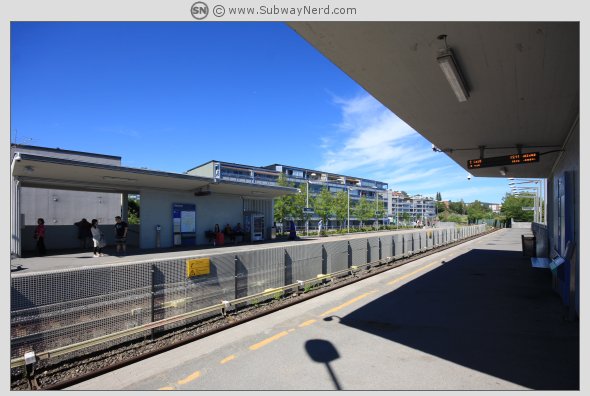 Litt av stasjonsmiljøet sett fra leskuret på Spor 1 mot 2. I nordøstlig retning. Foto: SN.