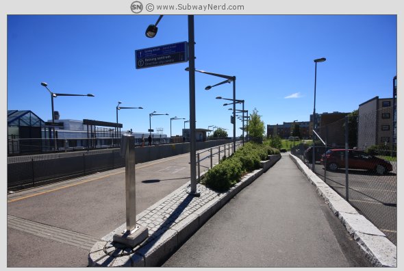 Ved ett av Spor 2 sine to adkomstpunkter til/fra stasjonen. Foto: SN.