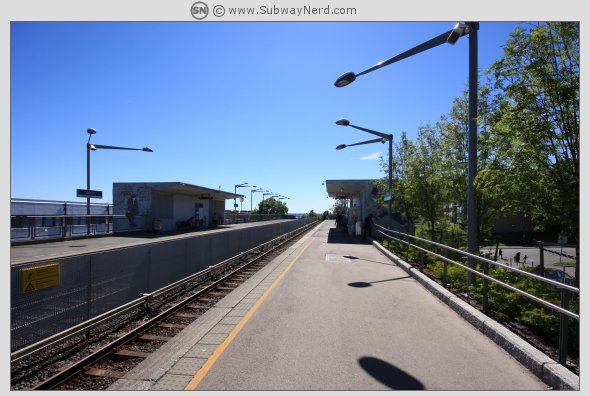 Mot midten av stasjonen. Sett fra Spor 2 mot 1. Grønt innslag er stort pluss her. Foto: SN.