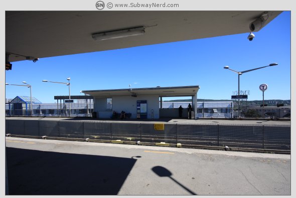 Litt av stasjonen sett fra leskur mot leskur. Foto: SN.