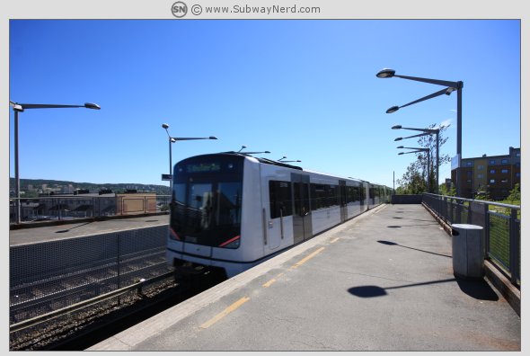 Linje 5 til Østerås setter kursen mot Linderud. Foto: SN.
